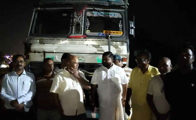 धनबाद  :  निरसा में अवैध कोयला कारोबार पर विधायक का एक्शन, देर रात छापेमारी की,  दर्जनों ट्रक पकड़े