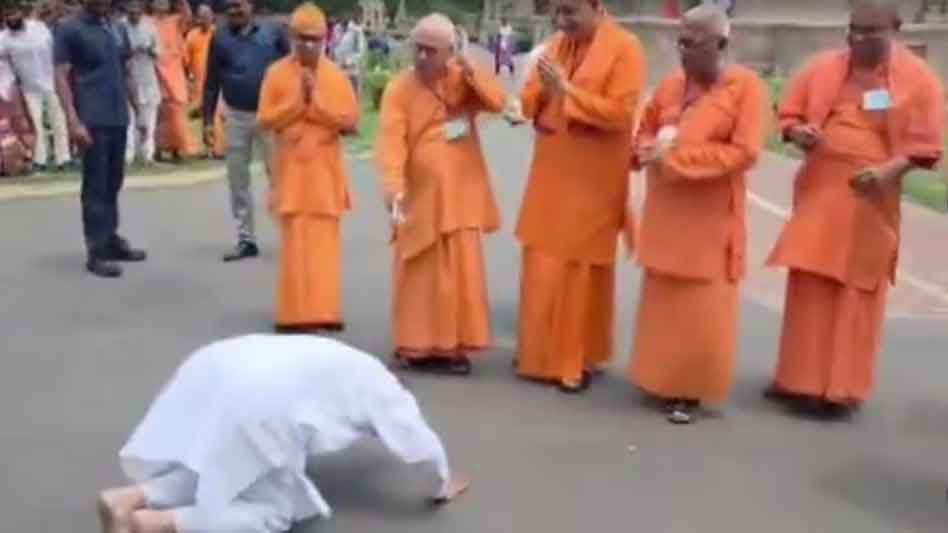 पश्चिम बंगाल के सीएम सुवेंदु अधिकारी बेलूर मठ पहुंचे,संतों को दंडवत होकर प्रणाम किया