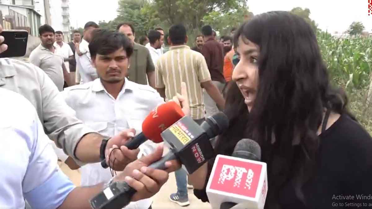 भैंसों के बाड़े में स्कूल : जायजा लेने गये CJP कार्यकर्ताओं को ग्रामीणों ने खदेड़ा
