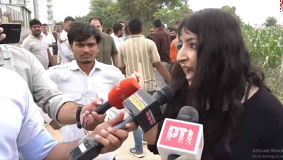 भैंसों के बाड़े में स्कूल : जायजा लेने गये CJP कार्यकर्ताओं को ग्रामीणों ने खदेड़ा