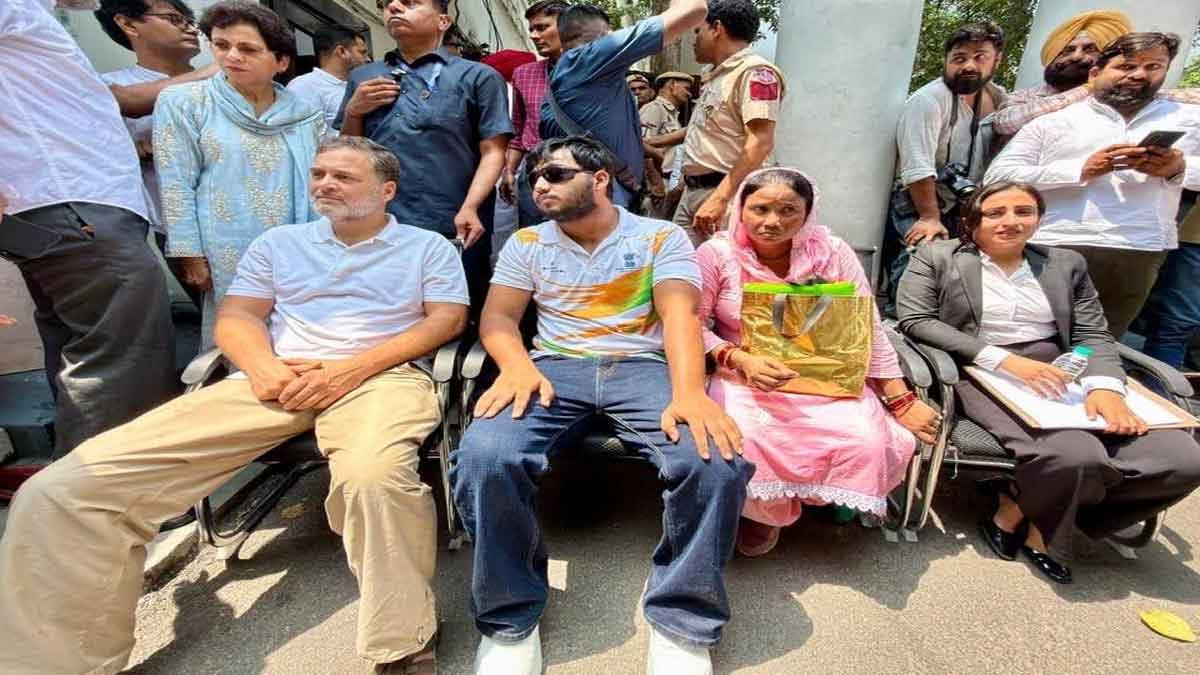 जंतर मंतर पैलेट गन मामला : राहुल गांधी संसद मार्ग थाना पहुंचे, धरने पर बैठे