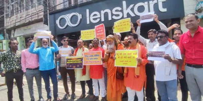 लेंसकार्ट ड्रेस कोड विवाद, बाबा बागेश्वर धाम की एंट्री, कहा, तू अपनी कंपनी लाहौर में खोल ले, देश भर में प्रदर्शन जारी