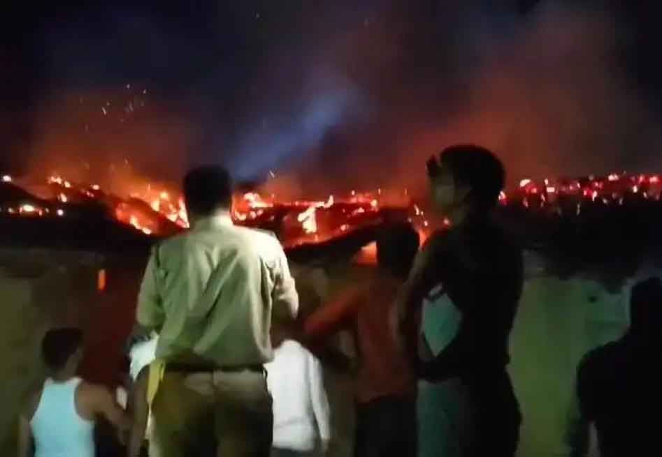 गिरिडीह में भीषण आग से सात घर जलकर राख, कई परिवारों का सब कुछ स्वाहा
