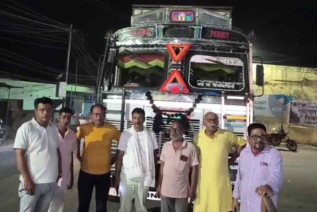 निरसा : अवैध कारोबार पर विधायक अरूप चटर्जी का एक्शन, तीन ट्रक पकड़कर पुलिस के हवाले किये