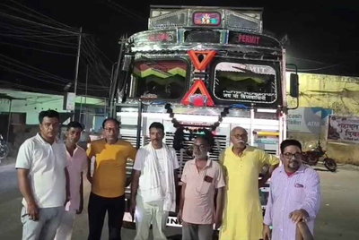 निरसा : अवैध कारोबार पर विधायक अरूप चटर्जी का एक्शन, तीन ट्रक पकड़कर पुलिस के हवाले किये