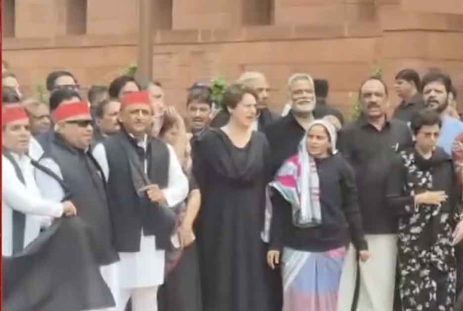 काले कपड़ों में राहुल, प्रियंका गांधी सहित विपक्षी सांसदों का मकर द्वार पर विरोध प्रदर्शन, धर्मेंद्र प्रधान का इस्तीफा मांगा