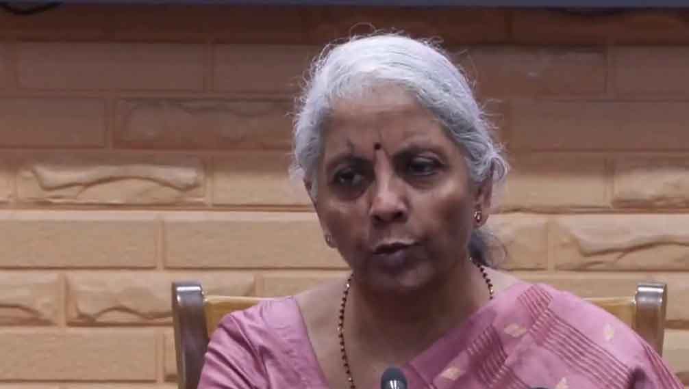 वित्त मंत्री ने अमेरिकी टैरिफ घमासान पर कहा, अभी कुछ कहना जल्दबाजी, कॉमर्स मिनिस्ट्री की हालात पर नजर