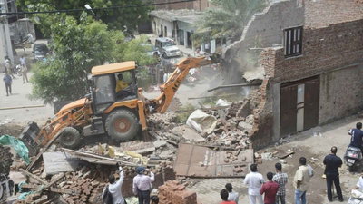 राजकोट :  87,000 वर्ग मीटर जमीन पर बने 1489 अवैध मकानों और भवनों पर ड्रोन की निगरानी में बुलडोजर चला