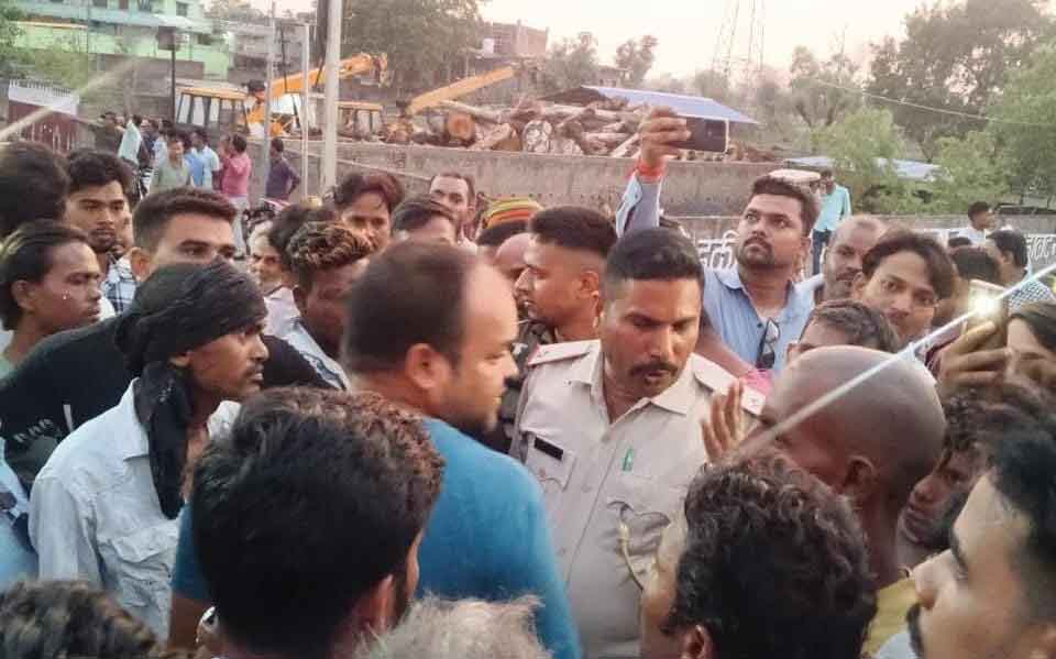 मेदिनीनगर : ट्रक के धक्के से बाइक सवार वृद्ध की मौत, मुआवजे की मांग, सड़क जाम