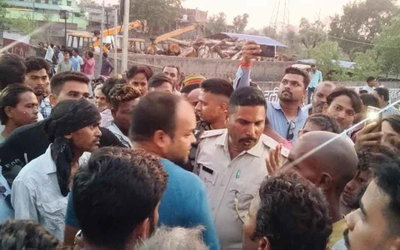 मेदिनीनगर : ट्रक के धक्के से बाइक सवार वृद्ध की मौत, मुआवजे की मांग, सड़क जाम