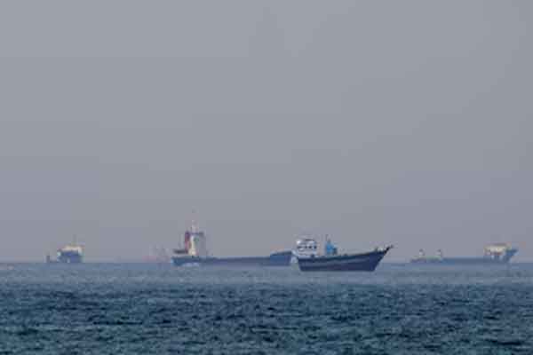 ट्रंप की नाकाबंदी कितनी अभेद्य, ईरान के 34 टैंकर नाकाबंदी तोड़  होर्मुज पार कर गये!