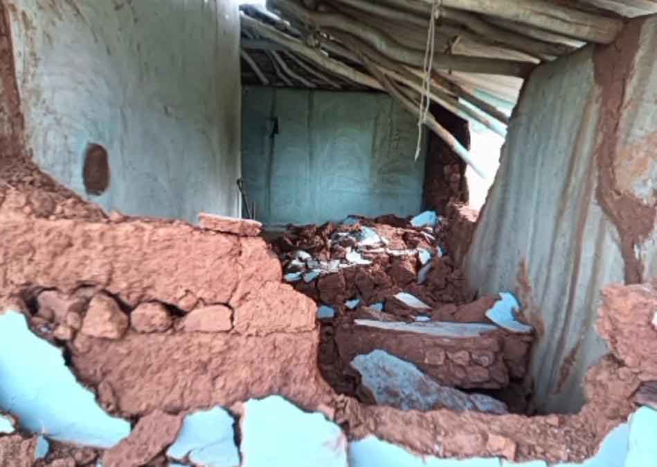 धनबाद के टुंडी में 35 हाथियों के झुंड ने स्कूल और ग्रामीण का घर ढहाया, अनाज भी चट कर गये, दहशत