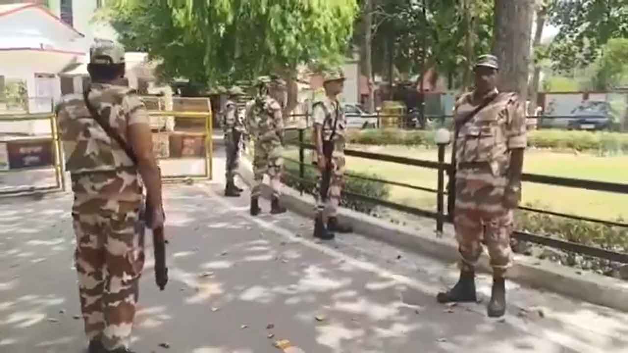 कानपुर : आईटीबीपी के 40-50 सशस्त्र जवानों ने पुलिस आयुक्त कार्यालय घेरा, हंगामा मचा