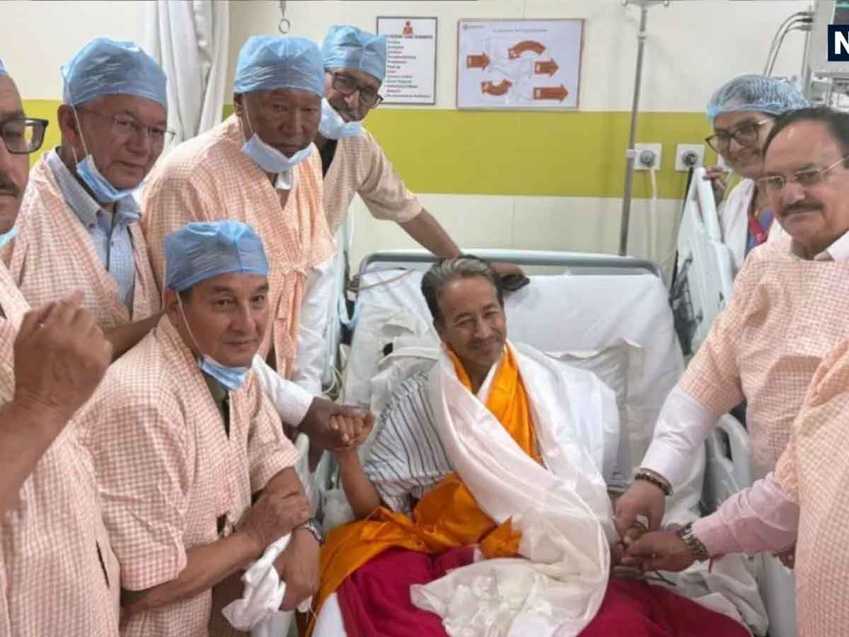सोनम वांगचुक का अनशन समाप्त, कॉकरोच जनता पार्टी और सरकार के बीच बातचीत आज