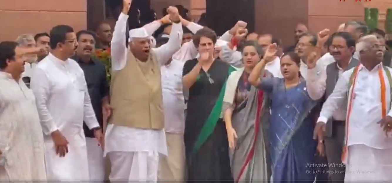 धर्मेंद्र प्रधान के इस्तीफे की मांग को लेकर संसद परिसर में विपक्षी सांसदों का प्रदर्शन
