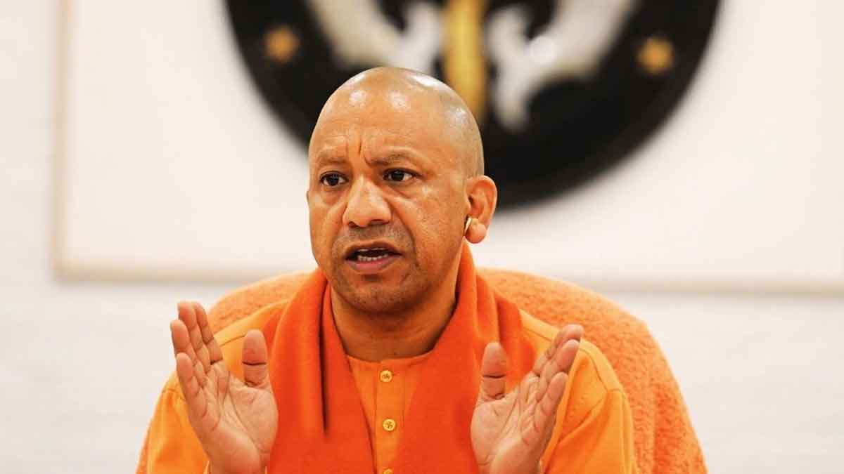 राहुल पर योगी का हल्ला बोल,  पूछा, क्यों अर्बन नक्सलियों के हाथों भावी पीढ़ी का भविष्य खराब करना चाहते हो