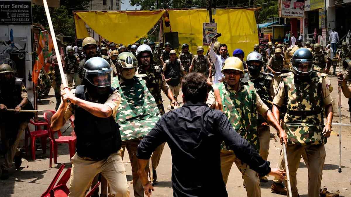 हिंसक प्रदर्शनों से निबटने की तैयारी, यूपी पुलिस 90 हजार लाठियां, हेलमेट, शील्ड खरीदेगी