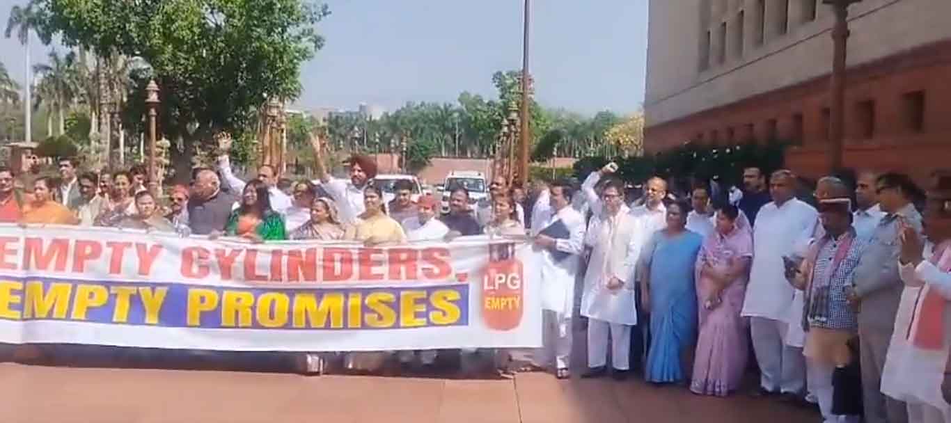 LPG संकट पर संसद परिसर में प्रदर्शन,खड़गे ने कहा, यह मोदी की कायराना विदेश नीति का नतीजा