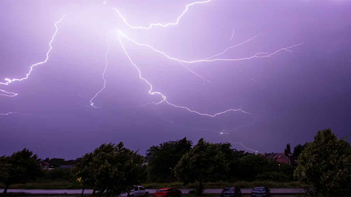 फ्रांस में बारिश ने कहर बरपाया, 24 घंटे में 1.79 लाख से अधिक बार बिजली गिरी
