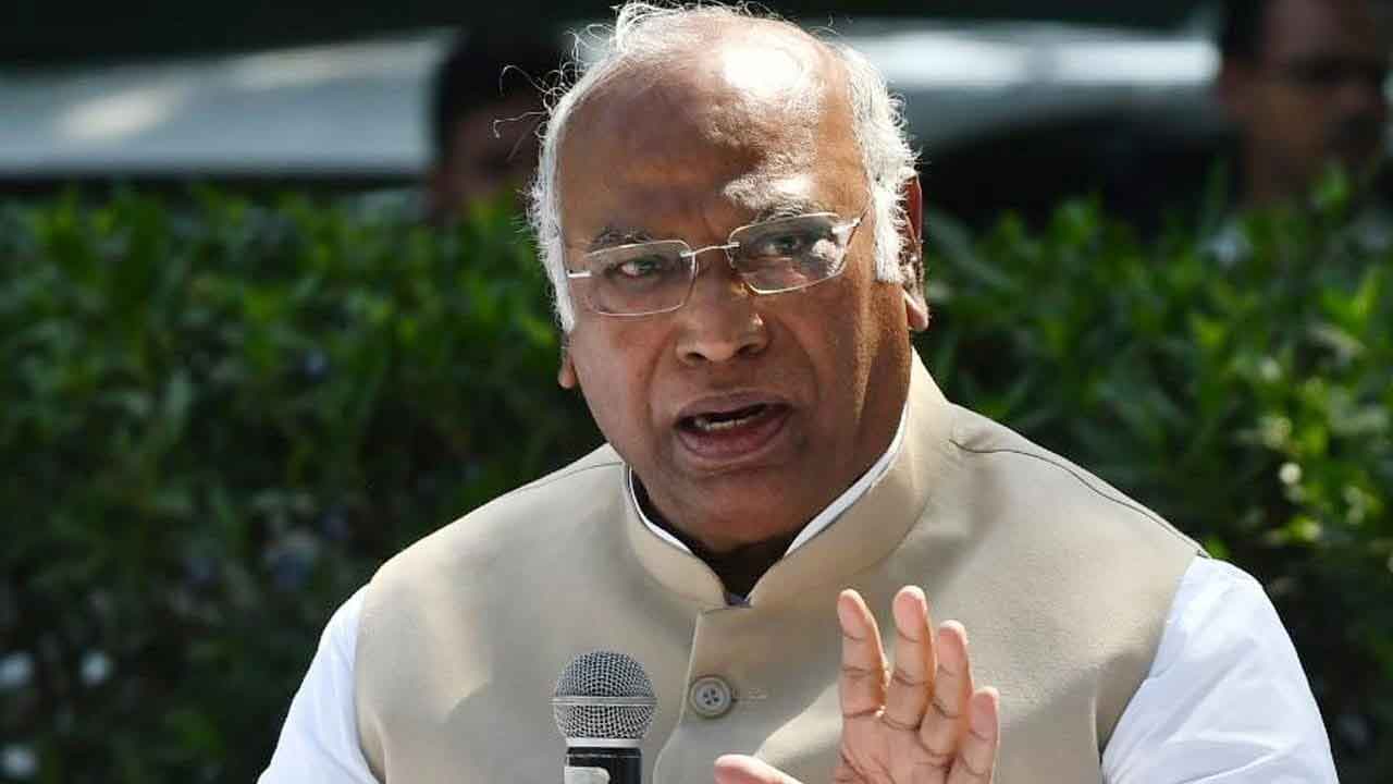 कच्चे तेल की कीमतें घटी, पर मोदी सरकार जनता को राहत नहीं दे रही, मल्लिकार्जुन खरगे ने हल्ला बोला