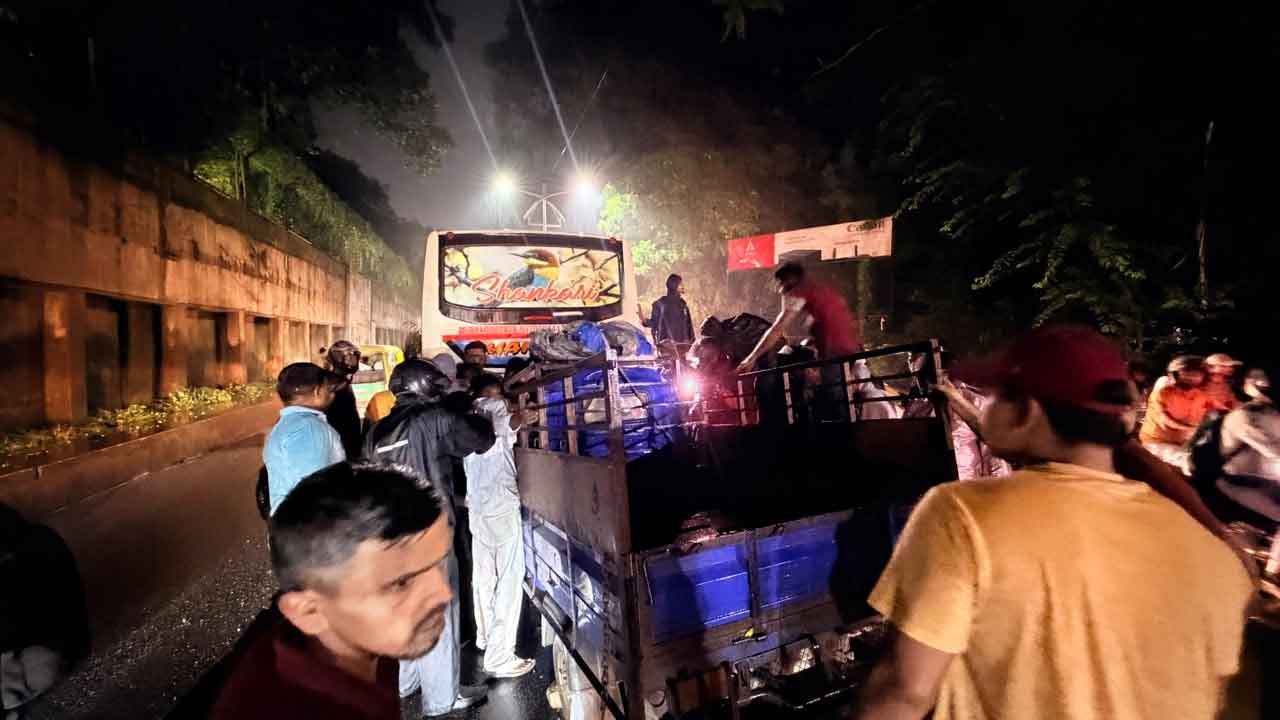 जमशेदपुर : अंधेरे में खड़ी बस से टेंपो की भीषण टक्कर, चालक गंभीर रूप से घायल