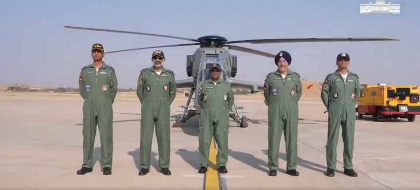 राष्ट्रपति द्रौपदी मुर्मू ने जैसलमेर वायु सेना स्टेशन से स्वदेशी लड़ाकू हेलीकॉप्टर प्रचंड में उड़ान भरी