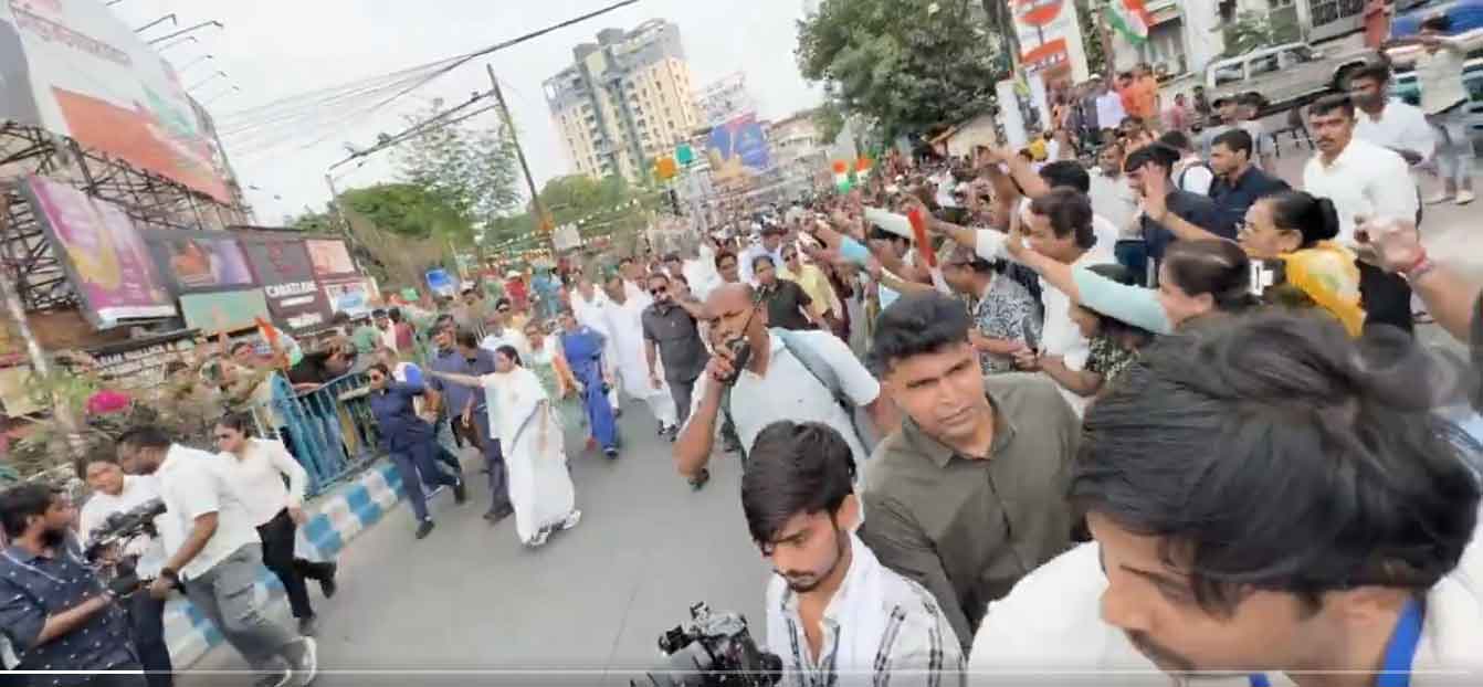 पश्चिम बंगाल  : चुनाव प्रचार के अंतिम दिन ममता बनर्जी का भवानीपुर में रोड शो
