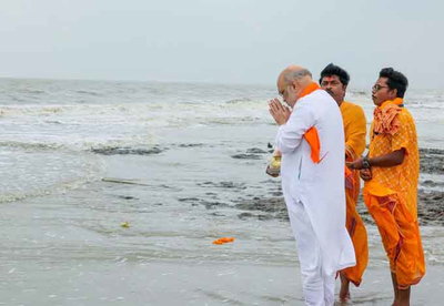 अमित शाह ने रोड शो  किया. कहा, जनता डरे नहीं,  हर जगह CRPF तैनात  है, गंगासागर में प्रार्थना की