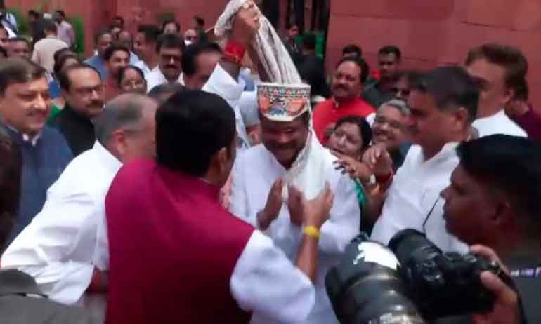 धर्मेंद्र प्रधान संसद भवन पहुंचे, एनडीए सांसदों ने पाग पहना कर किया भव्य स्वागत