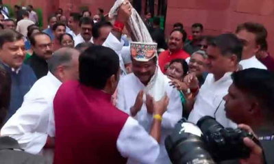 धर्मेंद्र प्रधान संसद भवन पहुंचे, एनडीए सांसदों ने पाग पहना कर किया भव्य स्वागत
