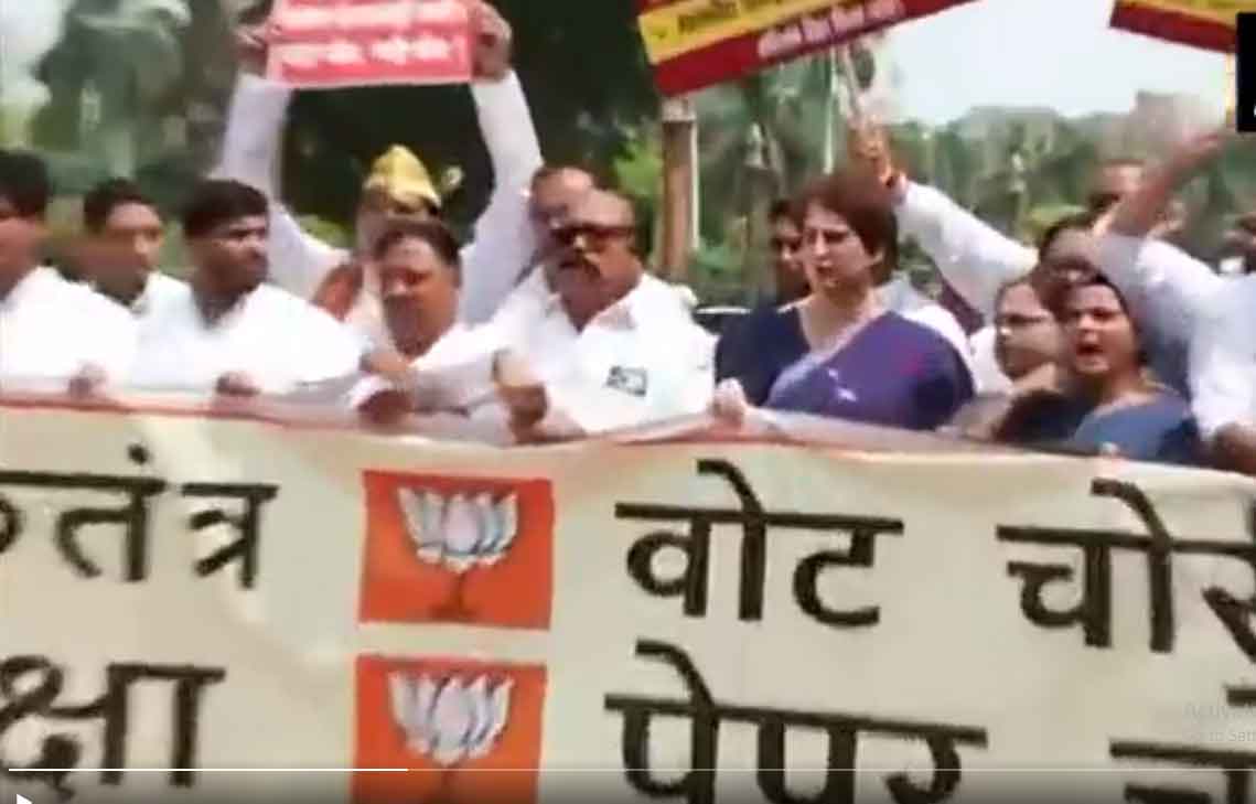 छात्रों पर लाठीचार्ज के विरोध में विपक्षी सांसदों का विरोध प्रदर्शन,अमित शाह जवाब दो, लाठी का हिसाब दो...के नारे लगे