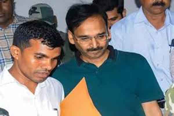 शराब व जमीन घोटाला: निलंबित IAS विनय चौबे के CA से एसीबी करेगी पूछताछ