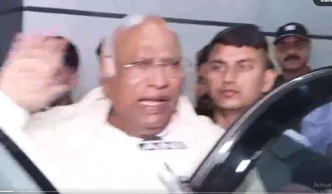 पेट्रोल-डीजल पर एक्साइज ड्यूटी घटाना नाकाफी,  खड़गे ने कहा, जनता से लूटे गये पैसे वापस करे सरकार