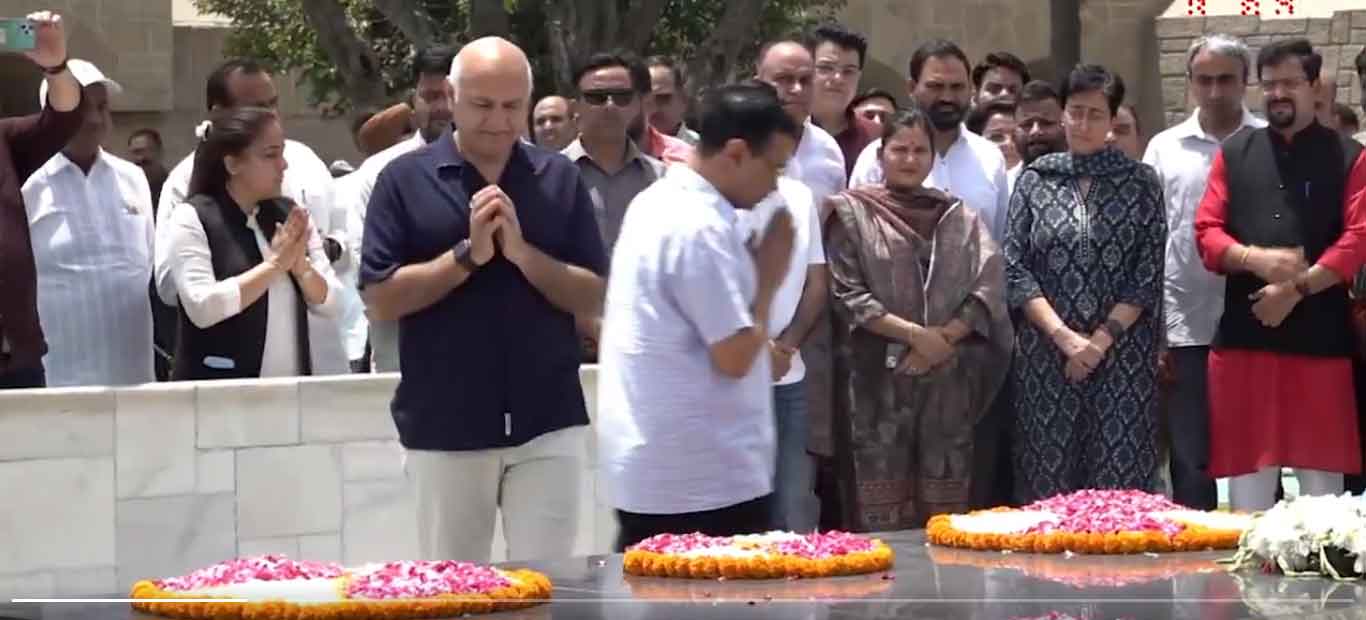 केजरीवाल, मनीष सिसोदिया राजघाट पहुंचे, जस्टिस स्वर्णकांता के विरोध में सत्याग्रह शुरू किया