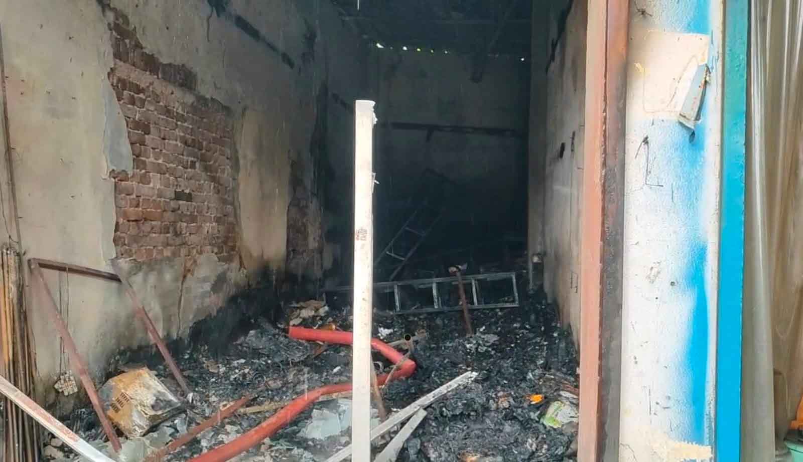 देवघर:  कुंडा थाना क्षेत्र में आग लगने से स्टेशनरी दुकान जलकर राख, अन्य दुकानें भी जली