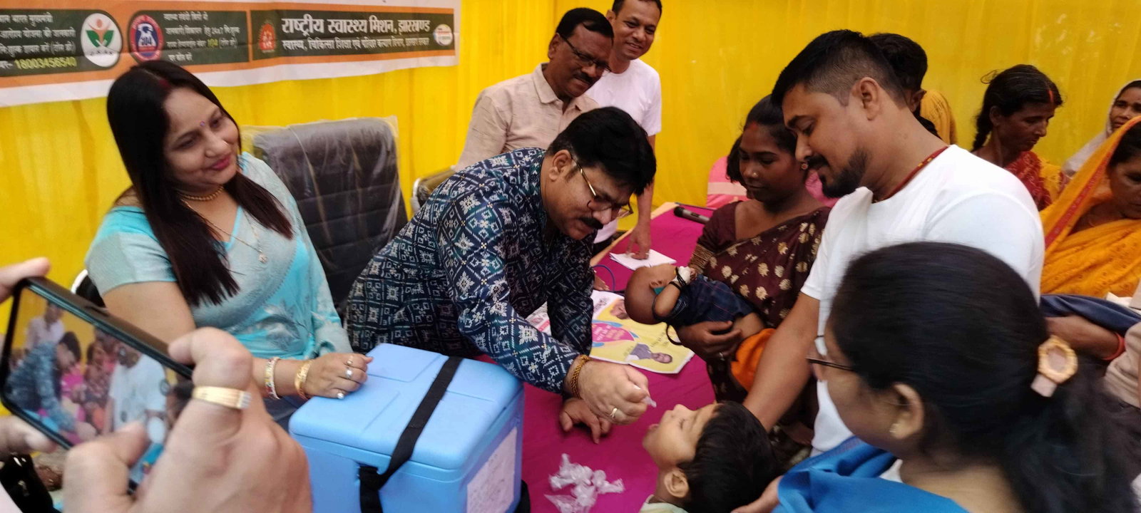 लातेहार: डीसी ने बच्चों को पल्स पोलियो की खुराक पिला कर अभियान का शुभारंभ किया