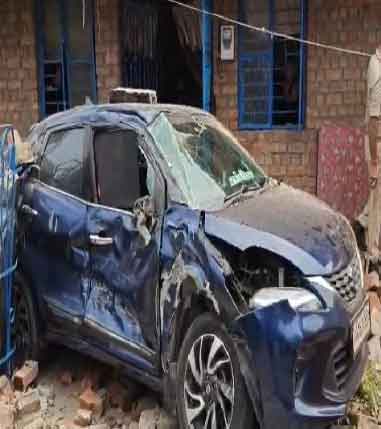 जमशेदपुर  :  बिरसानगर में तेज रफ्तार 407 ने कार को टक्कर मारी, कार बाउंड्री वॉल तोड़ घर में जा घुसी