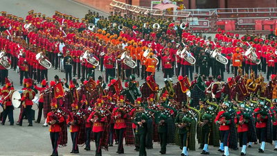 दिल्ली में  बीटिंग द रिट्रीट सेरेमनी का शुभारंभ, सेना ने राष्ट्रपति को सलामी दी, तिरंगा फहराया गया