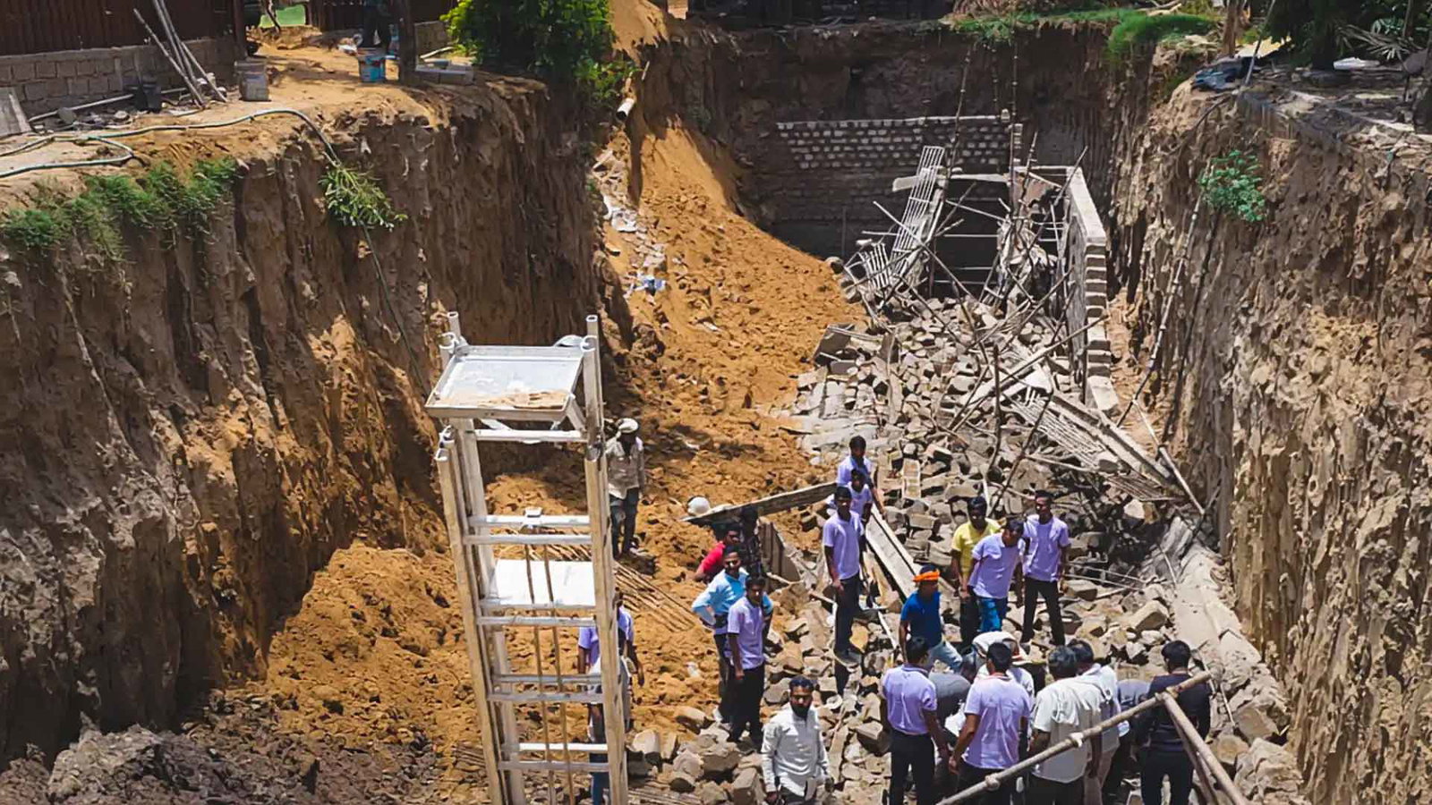 अरावली पैलेस में निर्माणाधीन दीवार गिरी, मलबे में कई मजदूर दबे, तीन शव निकाले गये