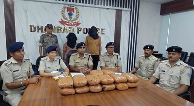 Dhanbad News: 16 किलो गांजा के साथ दो तस्कर गिरफ्तार, अंतरराज्यीय नेटवर्क की जांच शुरू