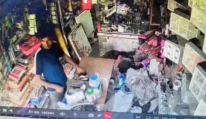Dhanbad News: भीड़ का फायदा उठाकर मोबाइल दुकान में चोरी, वारदात CCTV में कैद