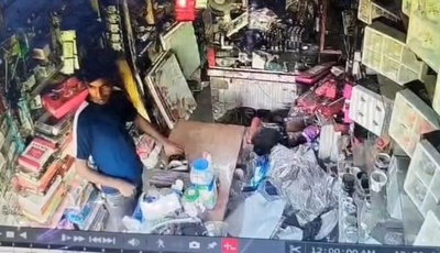 Dhanbad News: भीड़ का फायदा उठाकर मोबाइल दुकान में चोरी, वारदात CCTV में कैद
