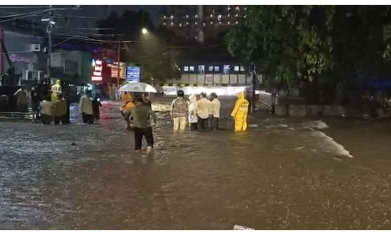 मॉनसून की बारिश से मुंबई शहर त्राहिमाम, अधिकतर इलाके पानी पानी हो गये