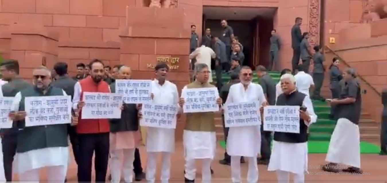 झारखंड के भाजपा सांसदों का संसद परिसर में प्रदर्शन,  JPSC- JSSC भर्ती परीक्षा में धांधली का आरोप,  CBI जांच की मांग