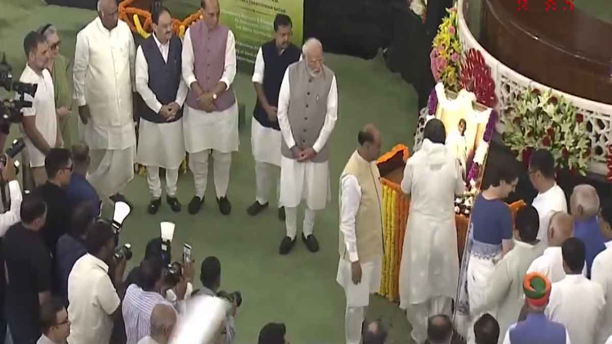 राजघाट, विजय घाट और संसद भवन में महात्मा गांधी और लाल बहादुर शास्त्री को श्रद्धांजलि दी गयी