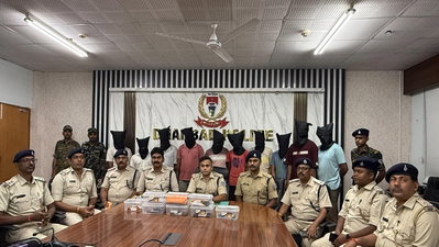 Dhanbad News: निरसा से 11 साइबर अपराधी गिरफ्तार, 2.85 लाख कैश बरामद