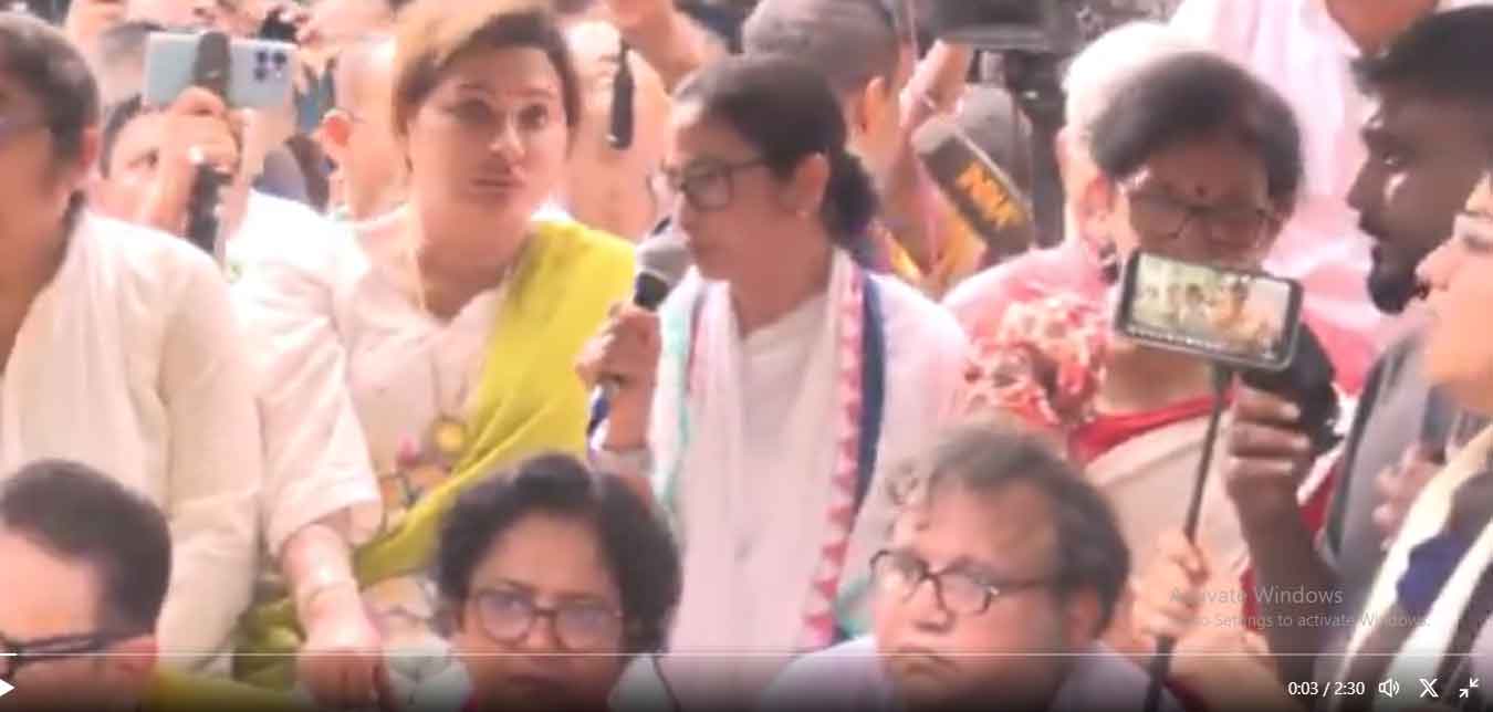 कोलकाता : टीएमसी का ममता बनर्जी के नेतृत्व में धर्मतला में धरना-प्रदर्शन, सांसदों पर हमले का विरोध