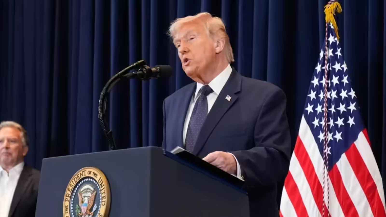 ट्रंप ने ईरान को फिर चेताया, Hormuz खोलो, नहीं तो तेल के कुओं और खार्ग द्वीप को उड़ा देंगे