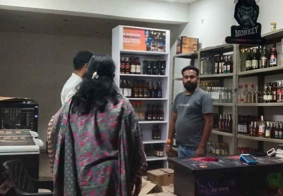 बोकारो : चास  प्रखंड की शराब दुकान में छापेमारी, 556 एक्सपायरी बियर जब्त
