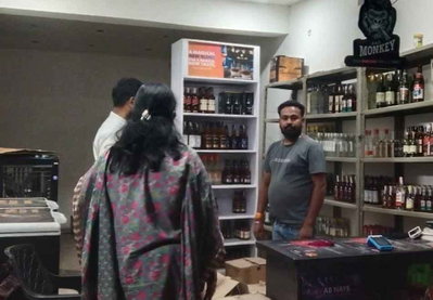 बोकारो : चास  प्रखंड की शराब दुकान में छापेमारी, 556 एक्सपायरी बियर जब्त